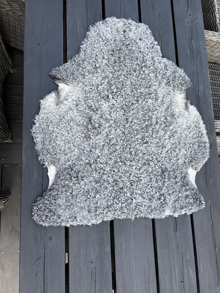 Lammskinn från Berghem Östergård, mått 76x90 cm