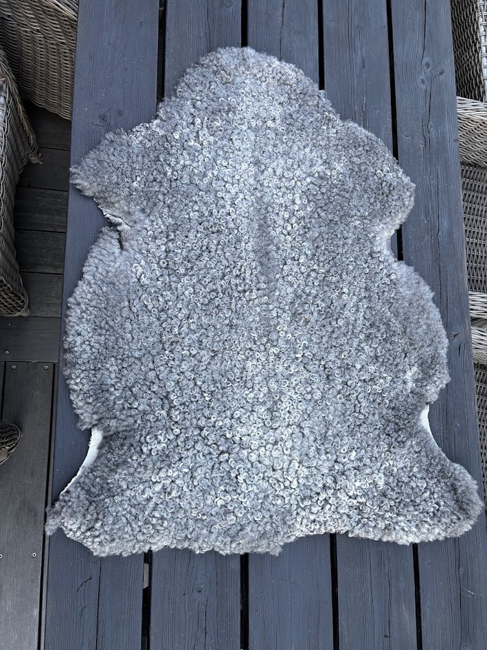 Lammskinn från Berghem Östergård, mått 76x100 cm