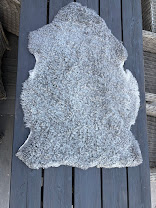 Fårskinn från Berghem Östergård, mått 78x105 cm