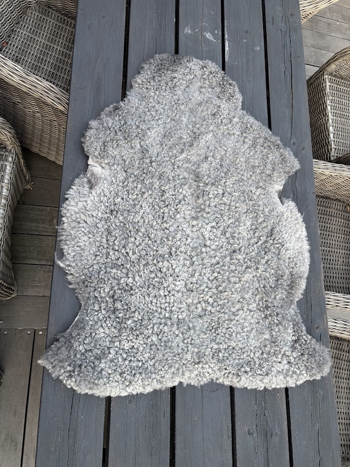 Fårskinn från Berghem Östergård, mått 77x105 cm