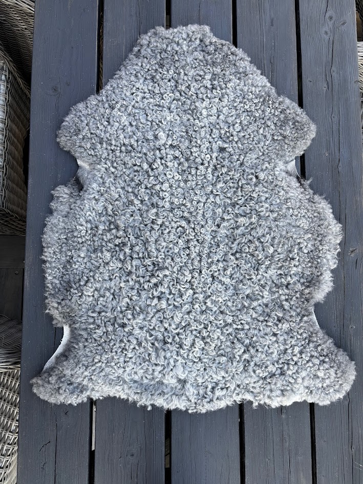 Lammskinn från Berghem Östergård, mått 73x96 cm