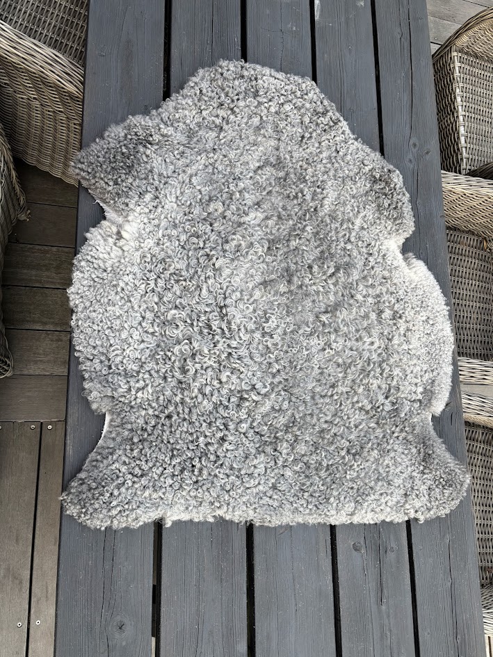 Lammskinn från Berghem Östergård, mått 82x99 cm