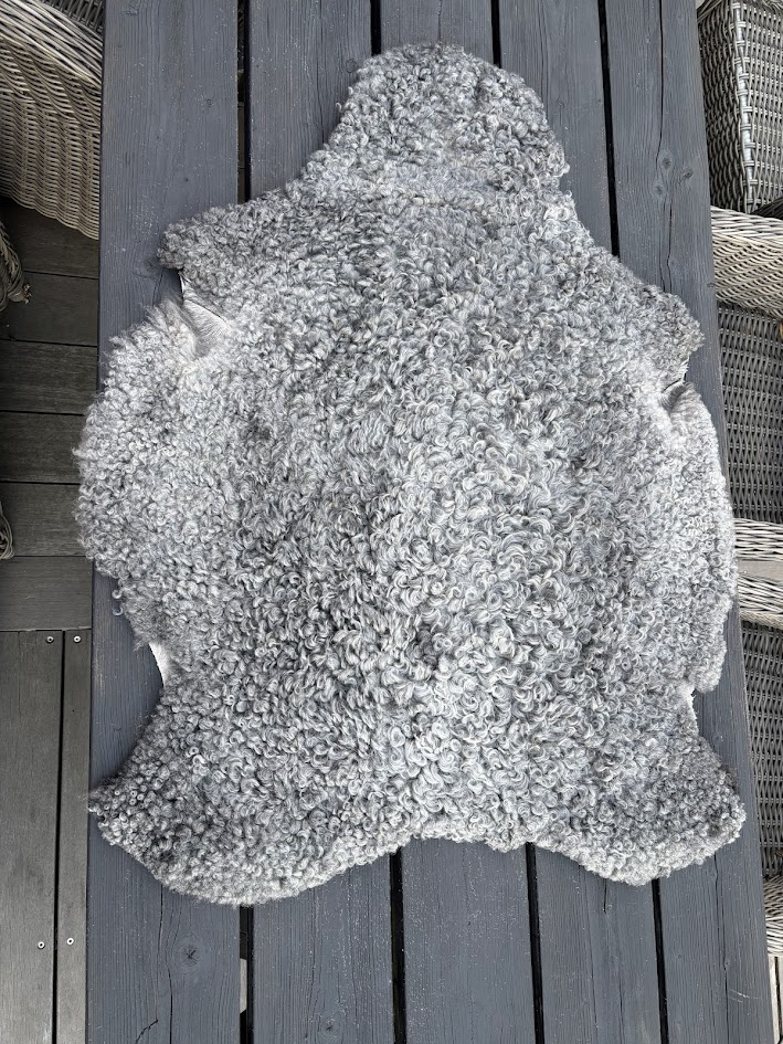 Fårskinn från Berghem Östergård, mått 84x103 cm