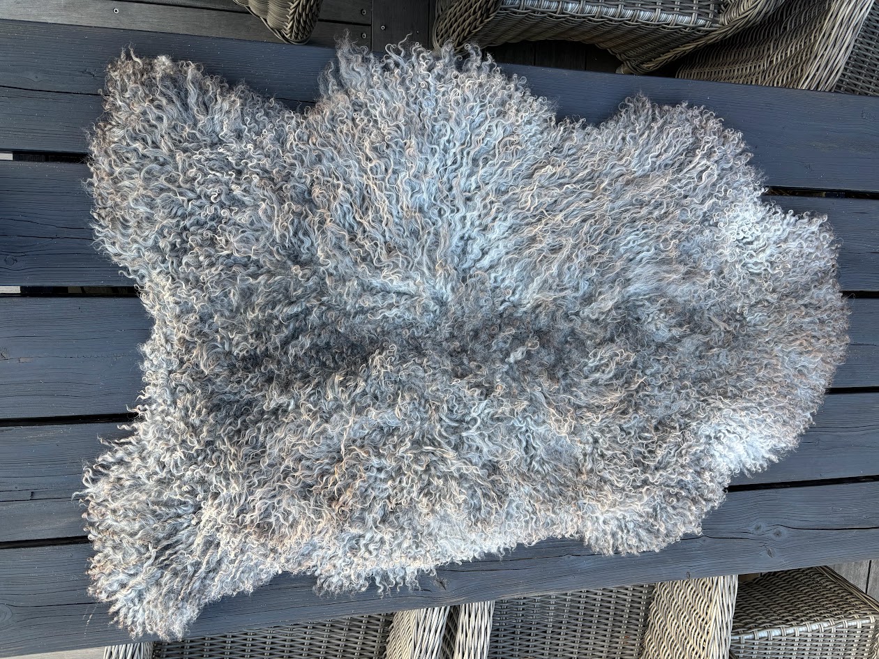 Fårskinn från Berghem Östergård, mått 72x105 cm