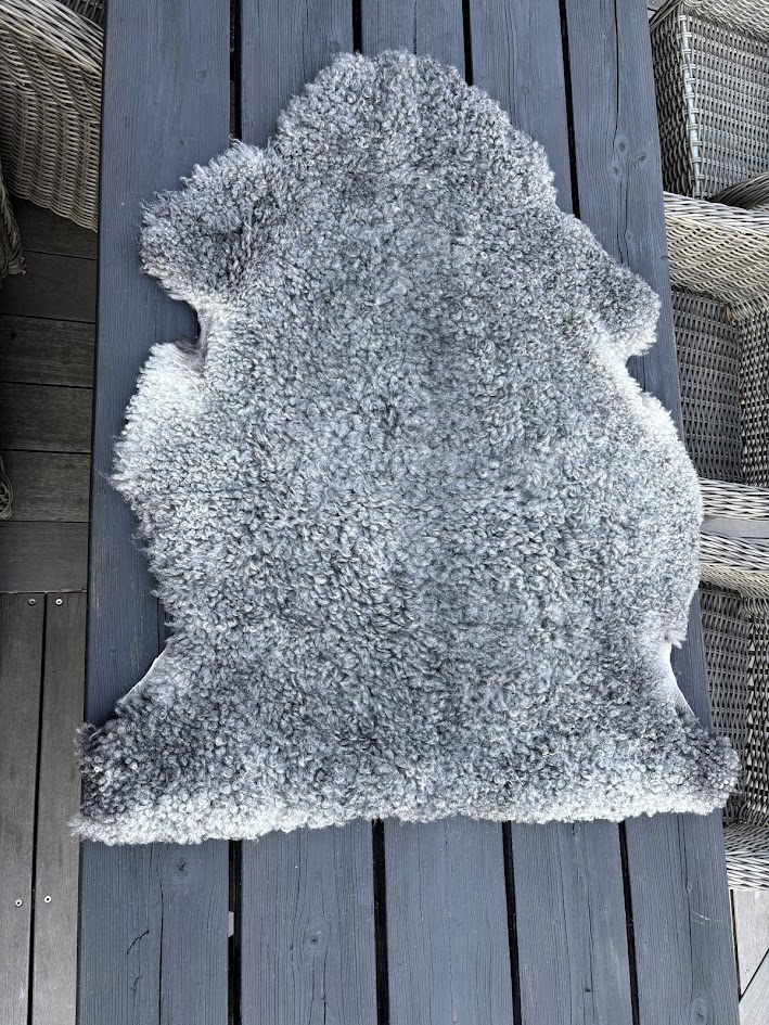 Fårskinn från Berghem Östergård, mått 81x104 cm
